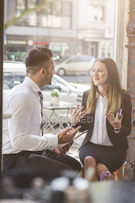 Unternehmer und Geschäftsfrau diskutieren im Café — Stockfoto