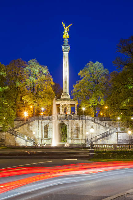 Alemanha, Munique, vista para Friedensengel à noite — Fotografia de Stock