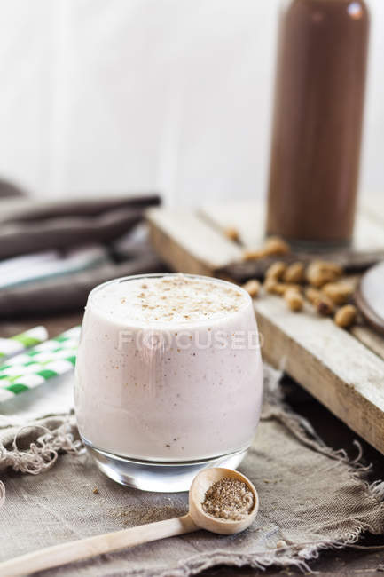 Glass of cheesecake smoothie with tigernut powder — Stock Photo