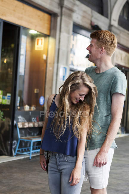 Щаслива пара стоячи перед кафе — стокове фото