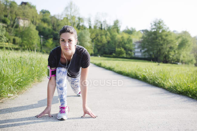 Молодая женщина делает упражнения на растяжку на пути в природе — досуг, Разминка - Stock Photo