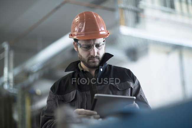 Giovane tecnico che lavora con tablet pc — Foto stock