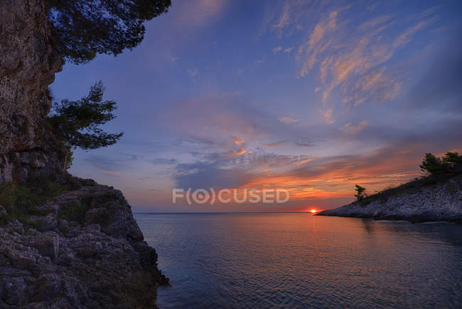 Хорватия, Истрия, Прематура, Адриатическое море, Закат на мысе Каменяк — стоковое фото