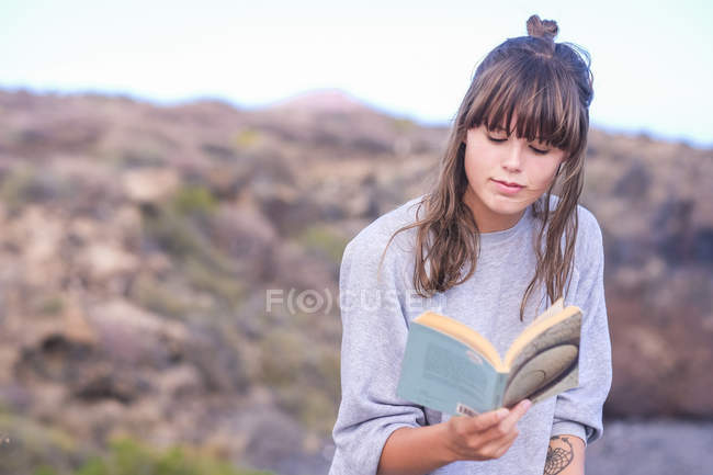 Junge Frau liest Buch — Stockfoto
