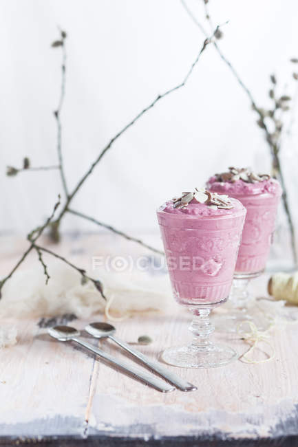 Two glasses of raspberry mousse with chocolate crumbs — Stock Photo