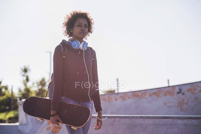 Giovane donna con skateboard — Foto stock