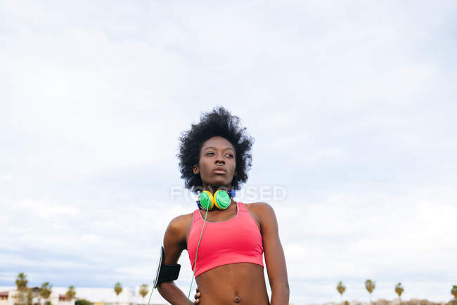 Joven atleta negro con auriculares, retrato - foto de stock
