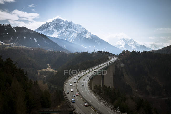 Autriche, Tyrol, Europa Pont avec montagnes — Photo de stock
