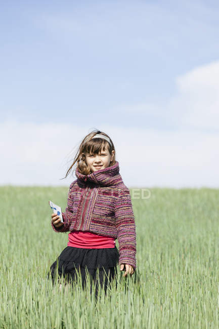 Ritratto di bambina in piedi in un campo di grano — Foto stock