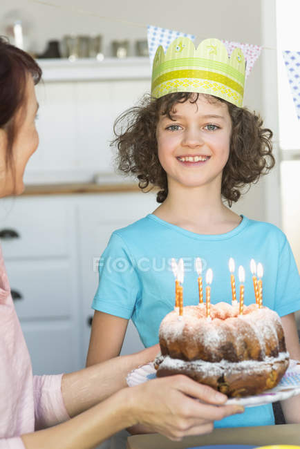 Ragazza che riceve la torta di compleanno in cucina — Foto stock