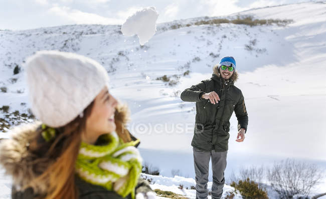 Spanien, asturien, paar spielen im schnee — Stockfoto