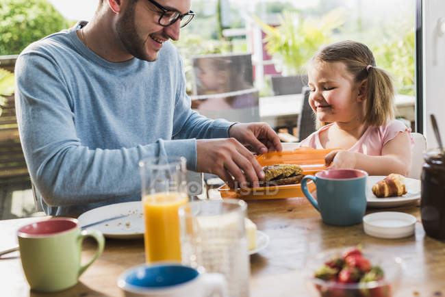 Père et fille déjeunent ensemble — Photo de stock