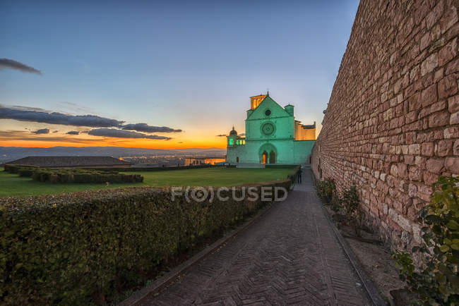 Italia, Umbria, Assisi, Basilica di San Francesco d'Assisi al tramonto — Foto stock