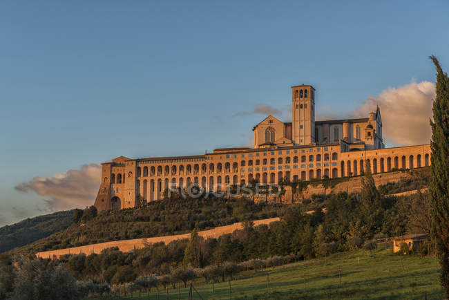Italia, Umbria, Assisi, Basilica di San Francesco d'Assisi la sera — Foto stock