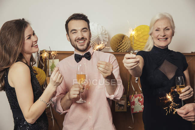 Amigos celebrando la víspera de Año Nuevo juntos, bebiendo champán - foto de stock