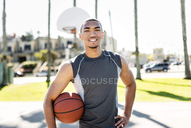 Ritratto di giocatore di basket fiducioso sul campo all'aperto — Foto stock