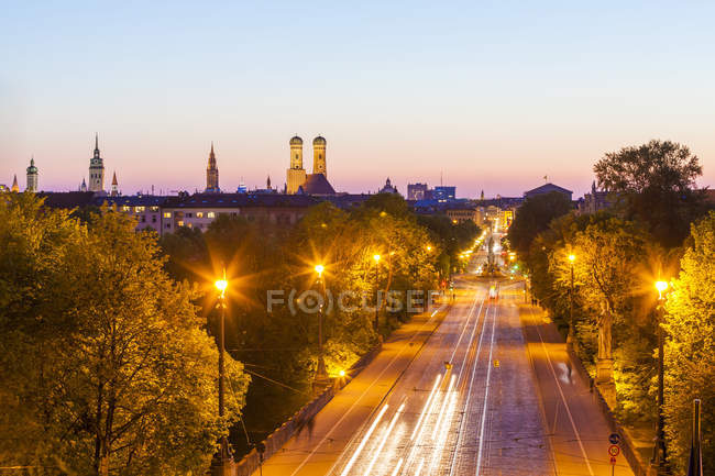 Alemanha, Baviera, Munique, paisagem urbana noturna com ponte Maximiliana — Fotografia de Stock