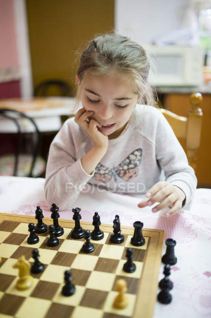 Menina jogando xadrez — Fotografia de Stock