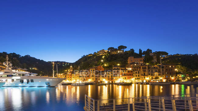 Itália, Portofino durante a hora azul — Fotografia de Stock