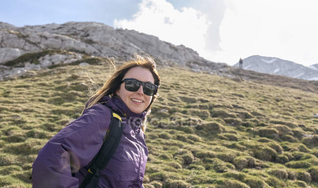 Donna sorridente escursioni in montagna, Spagna, Asturie, Somiedo — Foto stock