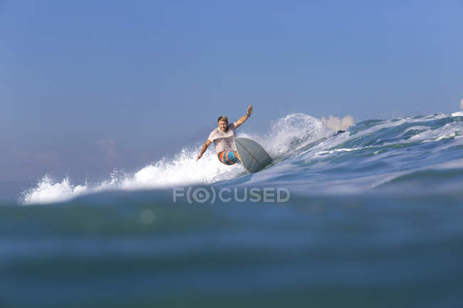 Indonesia, Bali, Surfista sull'onda — Foto stock