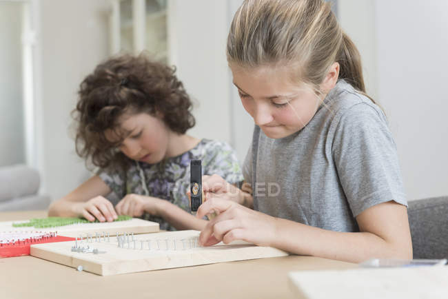 Zwei Mädchen, die zu Hause Nagelbilder machen — Stockfoto