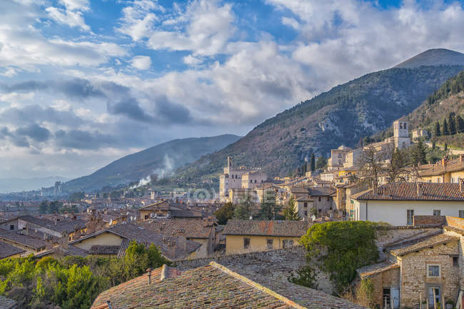 Італія, Умбрія, Gubbio, Палаццо звуконепроникні та пагорбів на тлі — стокове фото