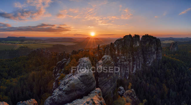 Germania, Sassonia, Elba Montagne di arenaria, rocce del Falkenstein e Schrammsteine al tramonto — Foto stock