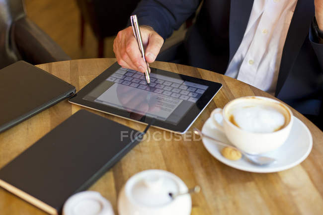 Empresario usando tableta digital - foto de stock