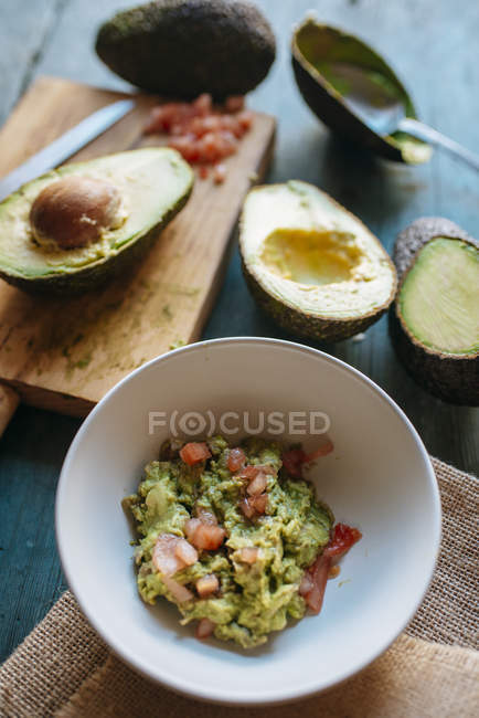 Schüssel Guacamole mit Avocado — Stockfoto