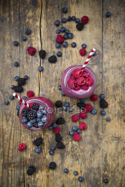 Two glasses of different fruit smoothies — Stock Photo