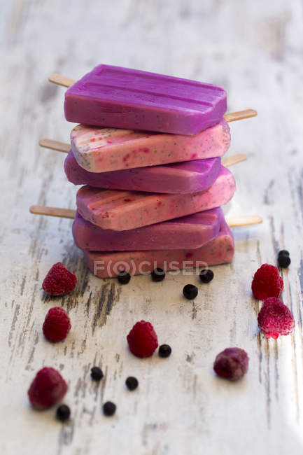 Stack of homemade blueberry ice lollies and raspberry ice lollies with chia — Stock Photo