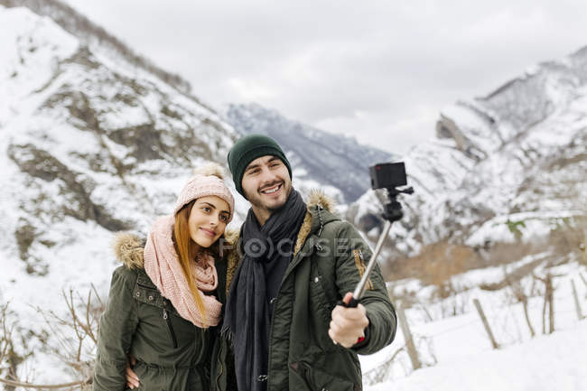 Spagna, Asturie, coppia che fa selfie sulle montagne innevate — Foto stock