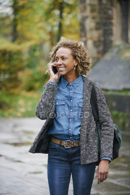 Ritratto di donna sorridente che telefona con smartphone — Foto stock