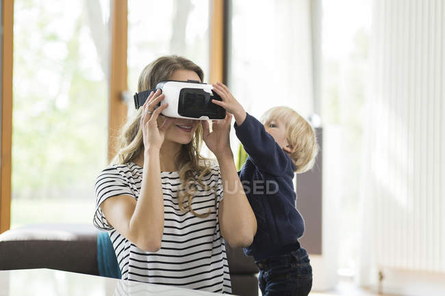 Madre con figlio che indossa occhiali di realtà virtuale — Foto stock