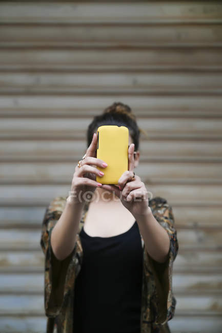 Молодая женщина делает селфи со смартфоном — стоковое фото