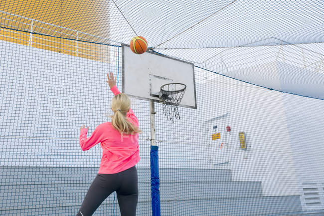Жінка грає баскетбол на палубі круїз Суднові — стокове фото