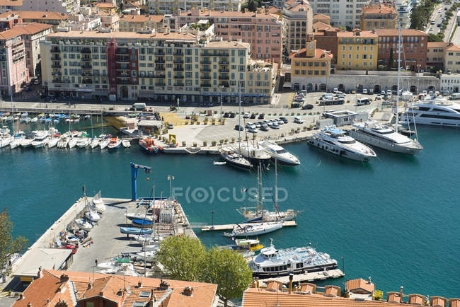 France, Provence-Alpes-Côte d'Azur, Nizza, Marina avec yachts amarrés vue aérienne — Photo de stock