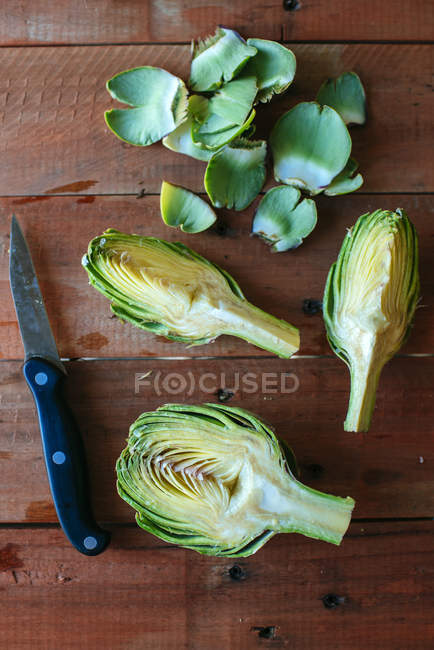 Sliced fresh green artichoke — Stock Photo