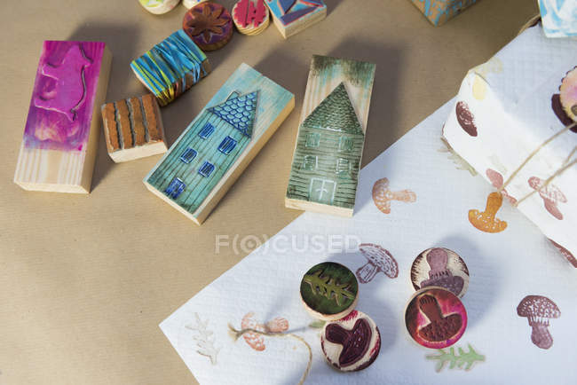 Vista superior de los sellos y accesorios de retoque que se encuentran sobre la mesa - foto de stock