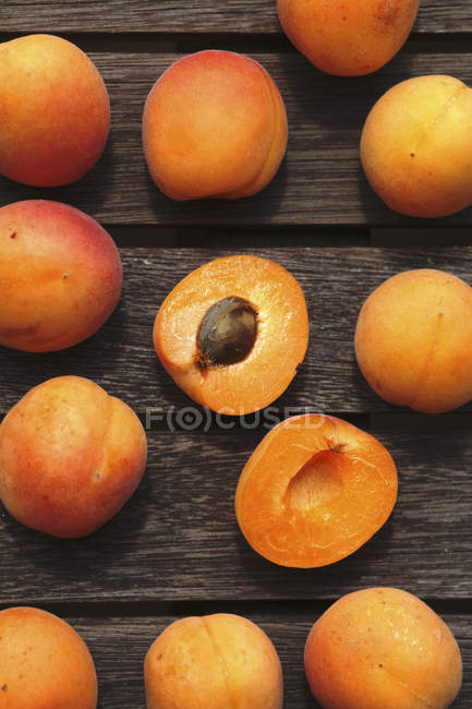Fresh halved and whole organic apricots — Stock Photo