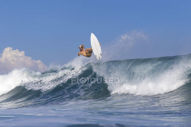 Індонезії Балі, Surfer на хвилі — стокове фото