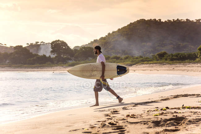 Indonesien Insel Sumbawa Surfer Am Strand Am Abend 30 40 Jahre Surfen Stock Photo