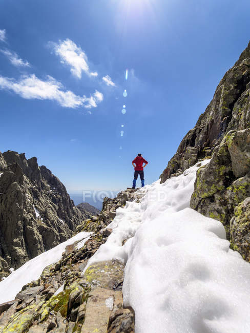 Spanien, Sierra de Gredos, Rückansicht des Wanderers auf Felsen stehend, Berglandschaft im Hintergrund — Stockfoto
