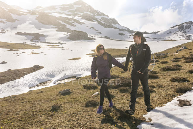 Espagne, Asturies, Somiedo, randonnées en couple dans les montagnes — Photo de stock