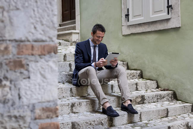 Geschäftsmann mit digitalem Tablet — Stockfoto