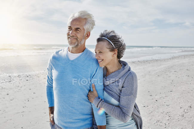 Felice coppia a piedi sulla spiaggia — Foto stock