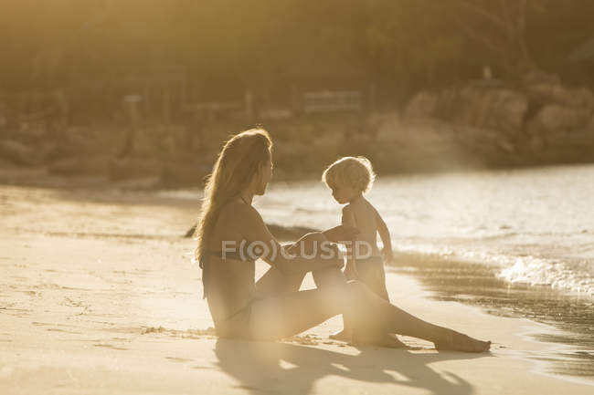 Thaïlande, mère et fils sur la plage — Photo de stock