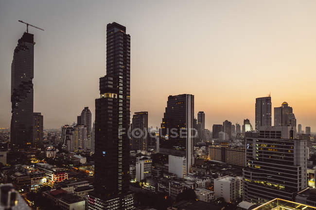 Skyline avec Maha Nakhon Tower dans la soirée, Bangkok, Thaïlande — Photo de stock