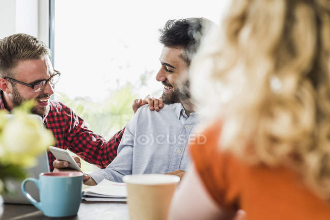 Glückliche junge Berufstätige im Amt — Stockfoto